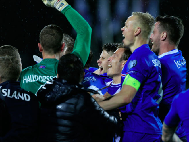 Фудбалери Исланда прослављају пласман на Еуро (ФОТО: icelandreview.com) - 