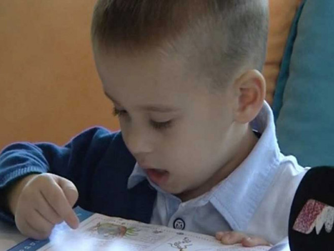 Мали Црногорац са 4 године пише и чита на енглеском језику - Фото: Screenshot