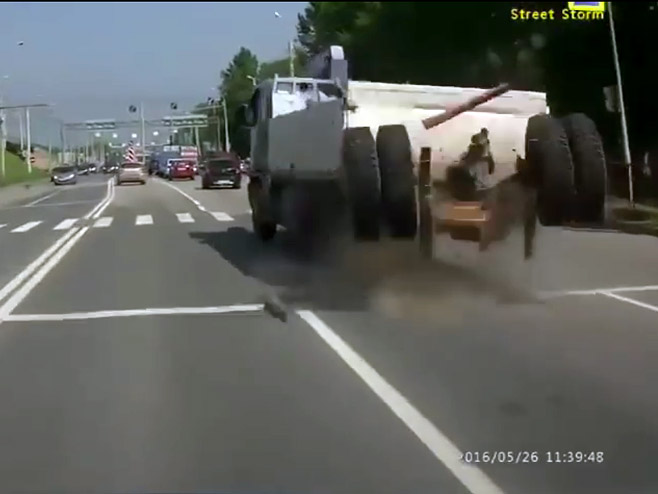 Камиону насред ауто-пута отпали точкови - Фото: Screenshot/YouTube