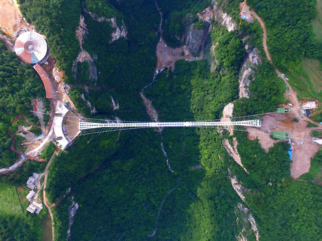Стаклени мост у Кини - Фото: АП