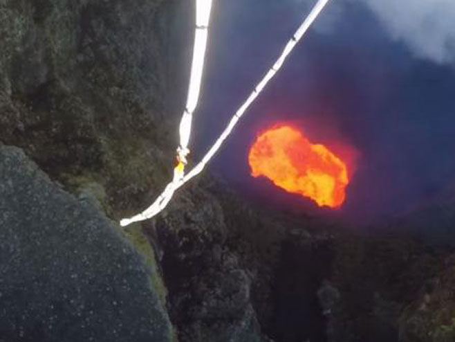 Скок у кратер активног Виљарика вулкана у Чилеу - Фото: Screenshot/YouTube