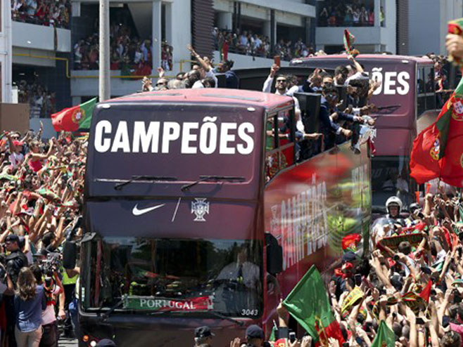 Лисабон дочекао шампионе Европе (Фото: epa/Setven Governo) - 