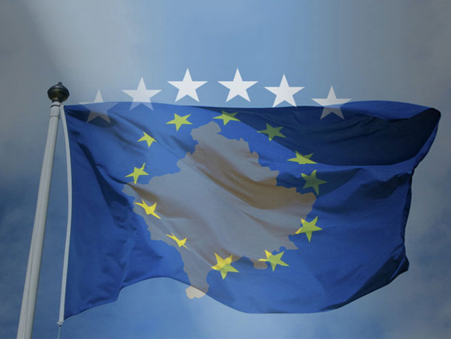 Заставе самопроглашене Републике Косово и ЕУ (Фото: Flickr/Bobby Hidy/Kosovo Future Maker) - 