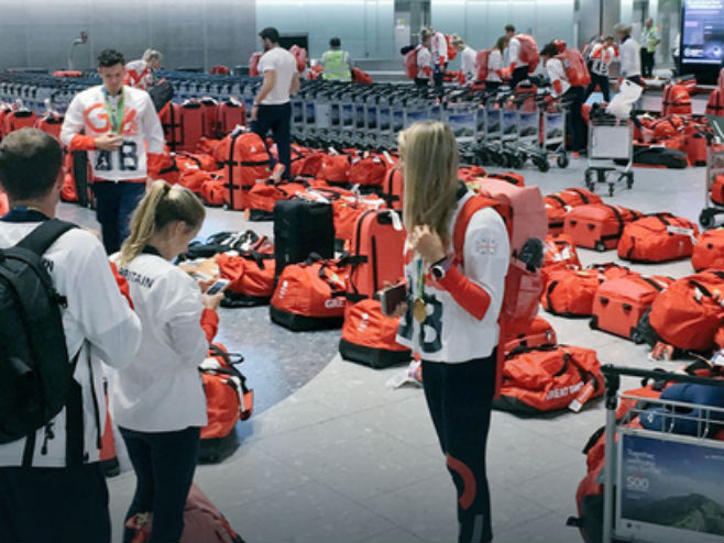 Збуњени британски олимпијци на лондонском аеродрому (Фото: Twitter) - 