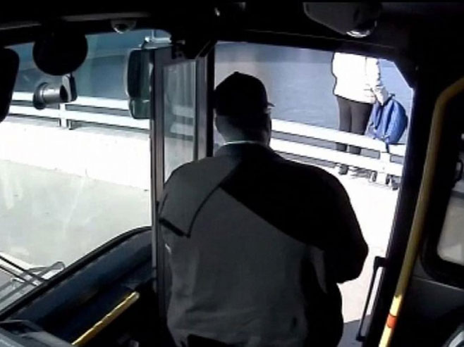 Возач аутобуса понудио дјевојци загрљај и одвратио је од самоубиства - Фото: nezavisne novine