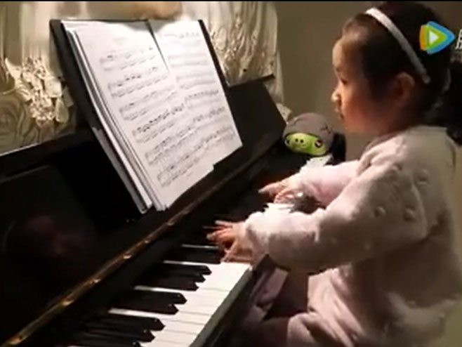 Дјевојчица са четири године свира као виртуоз - Фото: Screenshot/YouTube