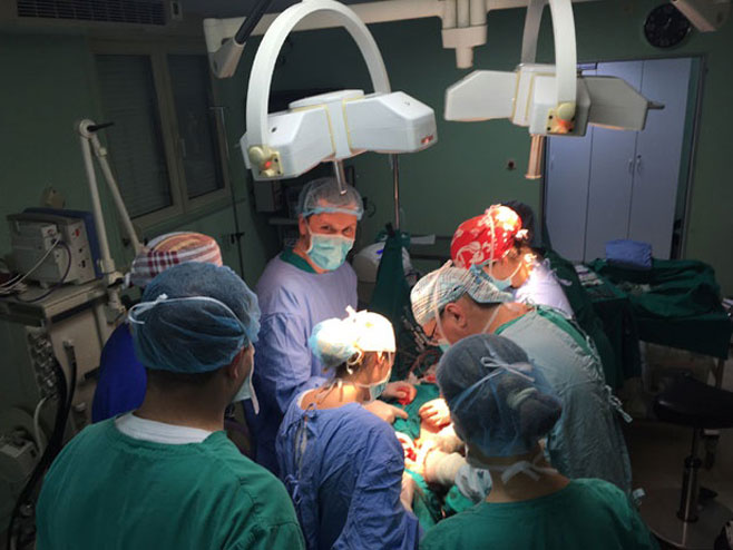 Српски хирурзи  - уклањање тумора величине песнице (Фото: Приватна архива/новости.рс) - 