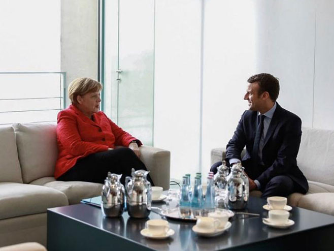 Меркел и  Макрон (фото:Twitter @EmmanuelMacron) - 