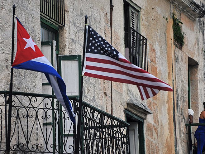 Заставе Кубе и САД вијоре се у Хавани - Фото: AFP