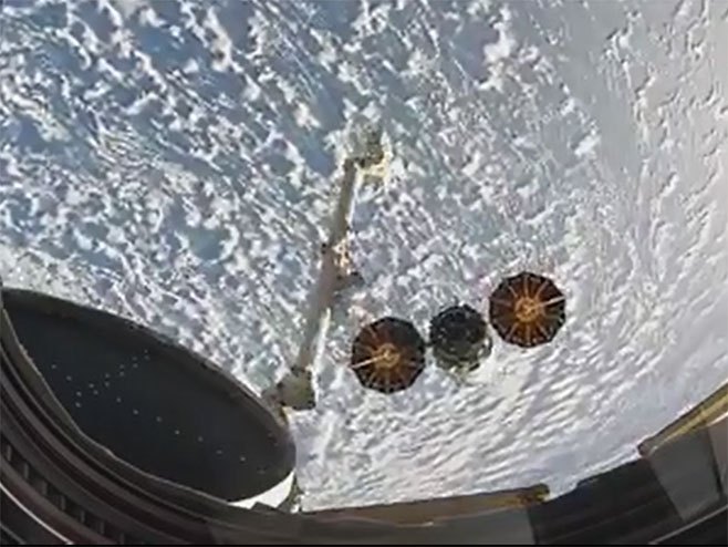 Свемирска капсула Драгон пада у океан - Фото: Screenshot/YouTube