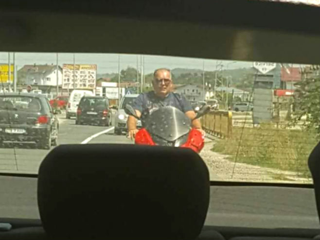 Министар Мектић на мотоциклу без кациге (Фото: Srpskainfo) - 