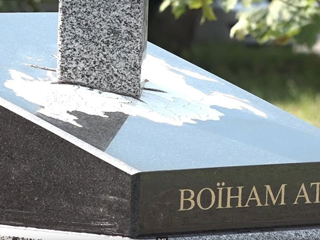 Кијев: Откривен споменик на којем мач пробија Русију (Фото:Youtube / RT) - 