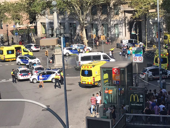 Камион улетио у масу у Барселони  (Фото:twitter) - 