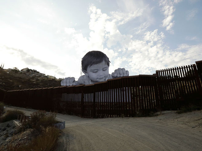 Џиновски портрет дечака пркоси са зида између САД и Мексика - Фото: ТАНЈУГ