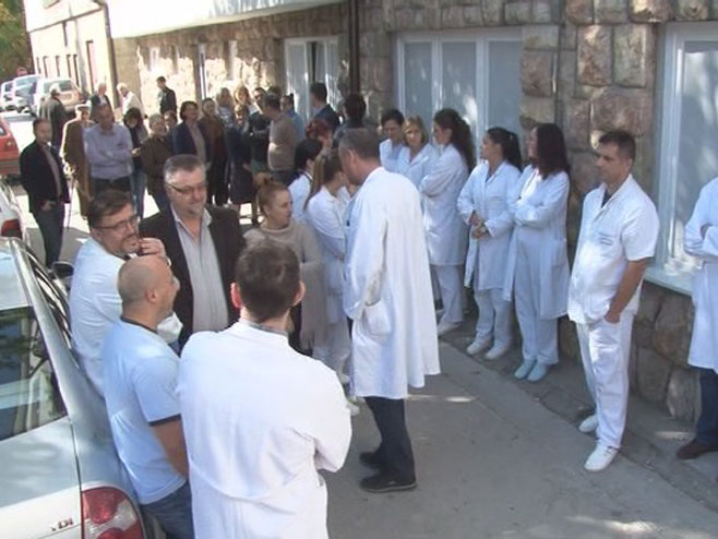 Протест медицинских радника у Зворнику - Фото: РТРС