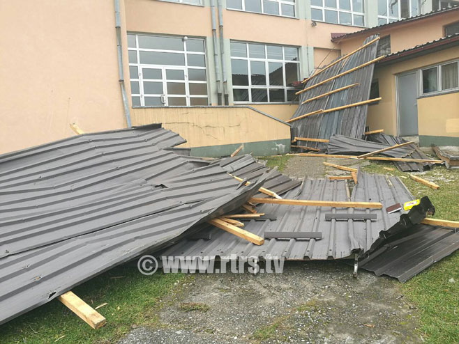 Власеница: Вјетар однио кров са школске зграде - 