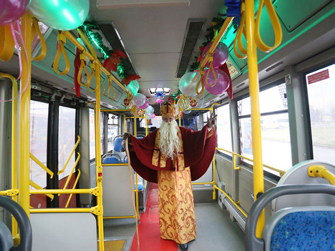 Свети Никола дијелио поклоне путницима у аутобусу - Фото: РТРС