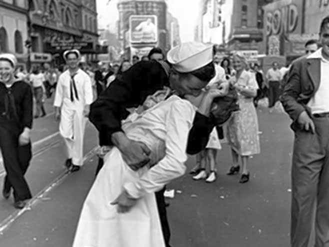 На чувеној фотографији Алфреда Ајзенстата приказан је амерички морнар који љуби медицинску сестру - Фото: илустрација