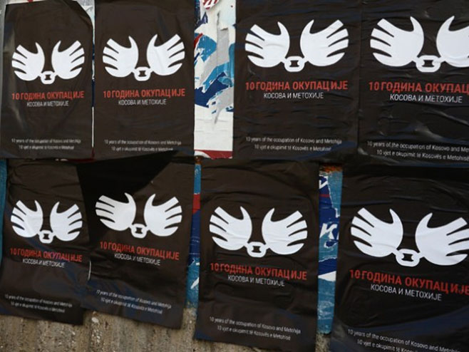 Плакати са натписима "10 година окупације КиМ" - Фото: РТС