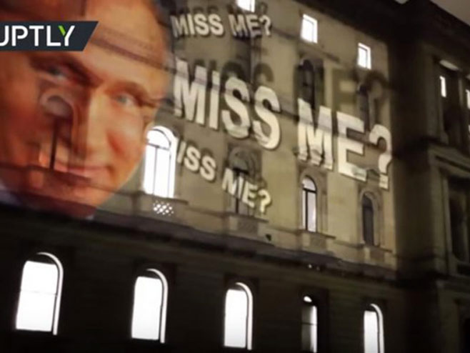 Насмијани Путин на згради британског министарства: Недостајао сам вам? - Фото: Screenshot/YouTube