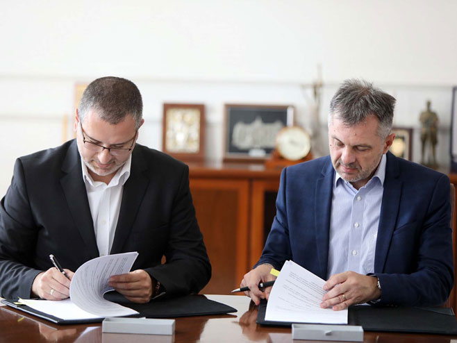 Игор Радојичић и Раденко Црногорац потписали уговор о изградњи водоводне мреже "Звијезда" - Фото: СРНА