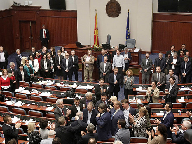 Македонска опозиција напустила Собрање због договора о имену државе (фото:AP/ Boris Grdanoski) - 