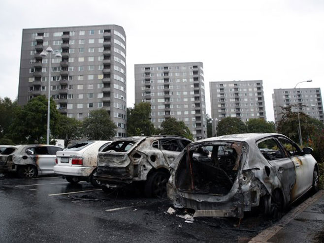 Вандали палили аутомобиле - Фото: AP