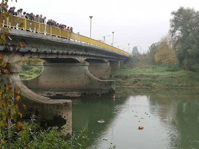 Приједор - спуштање вијенаца у ријеку Сану - Фото: СРНА
