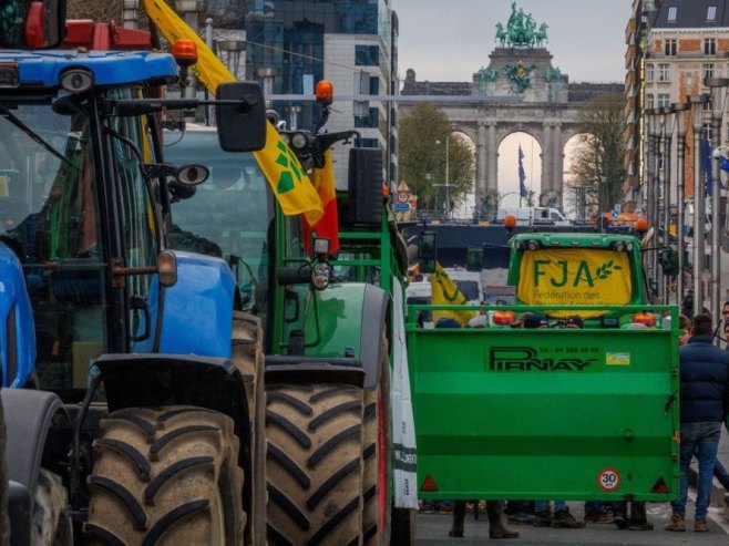 Брисел-протест пољопривредника (Фото: EPA-EFE/OLIVIER MATTHYS) - 