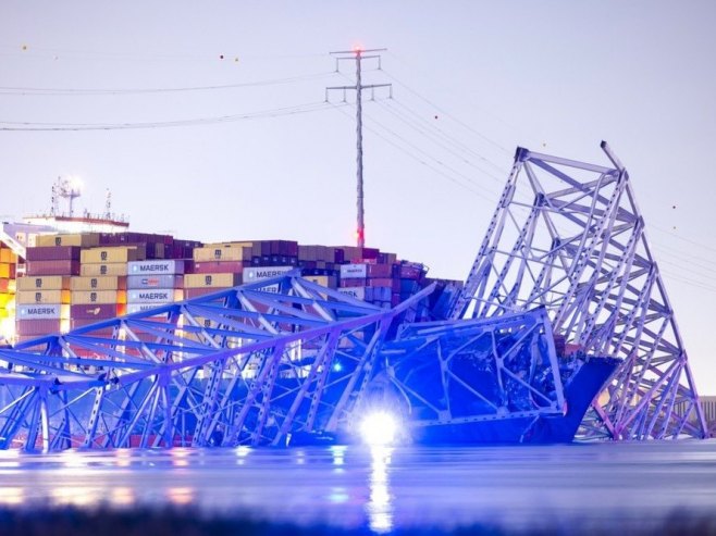 Брод ударио у мост у Балтимору (Фото: EPA-EFE/JIM LO SCALZO) - 