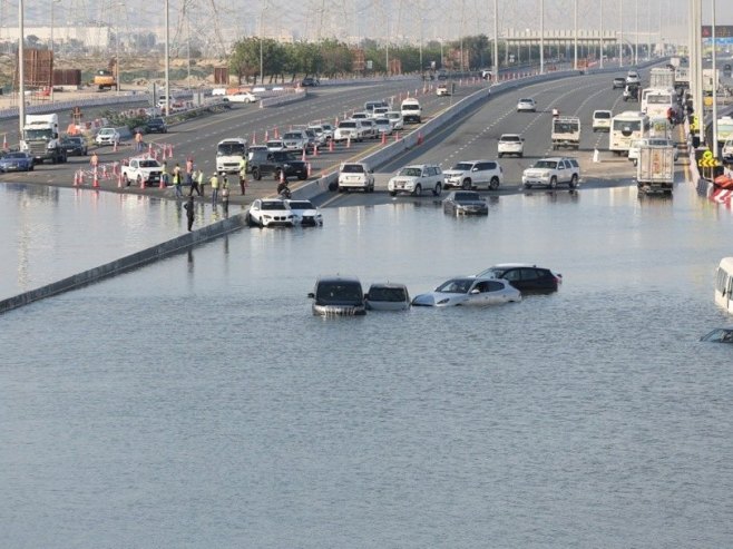 Дубаи, поплаве (фото: EPA-EFE/ALI HAIDER) - 
