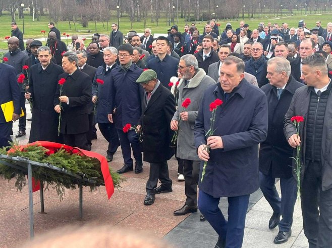 Додик положио вијенце у спомен на жртве опсаде Лењинграда (ФОТО)