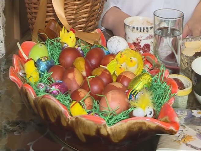 Фарбање јаја - један од најљепших и најрадоснијих обичаја који претходи Васкрсу (ВИДЕО)