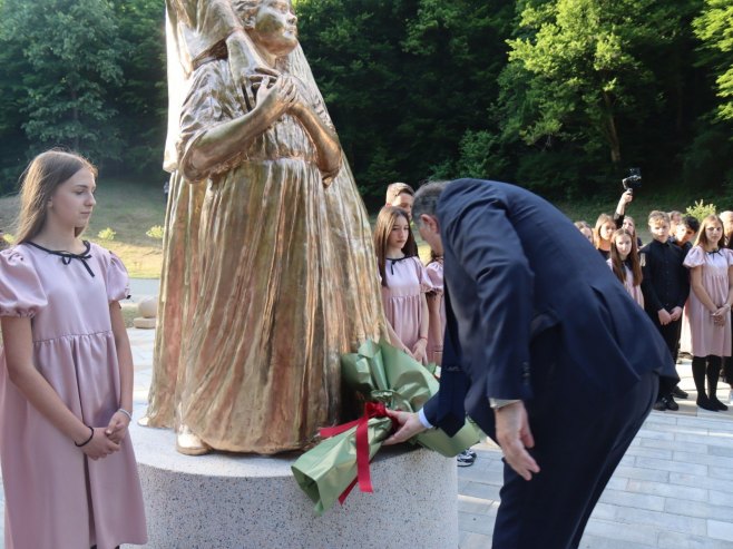 Додик отворио споменик у част мајке у манастиру Осовица код Српца (ФОТО)